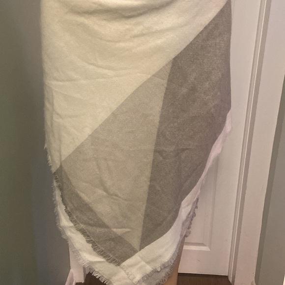 LC Lauren Conrad super soft Shaw! - Picture 4 of 5